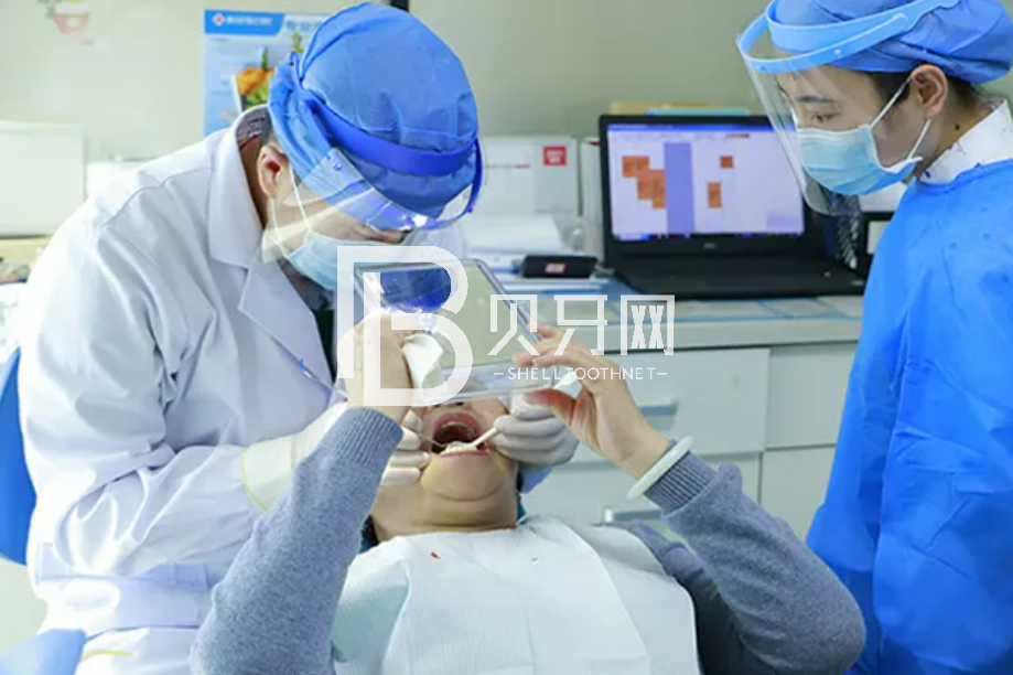 口福故事丨7旬“松牙困難戶”重新固定4顆松動牙，想吃就吃