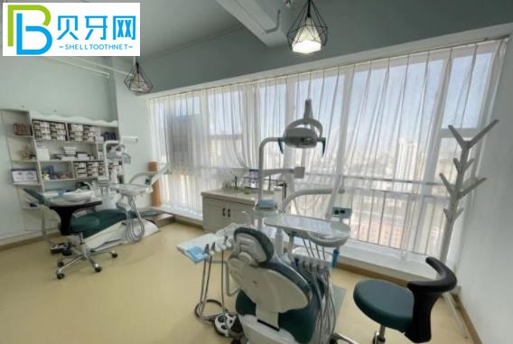 西安京華口腔可以用社?？▎?/></p>
<p>客戶 3：</p>
<p>偶然看到了西安京華口腔醫(yī)院。在網(wǎng)上查了口碑，就來了。費(fèi)用不貴，不用擔(dān)心。</p>
<p>建議小伙伴來之前先電話預(yù)約，還可以免費(fèi)拍攝。呵呵，比較人性化，可以刷社?？?。</p>
<p>來這里補(bǔ)了幾顆牙，補(bǔ)牙用的進(jìn)口納米樹脂材料確實(shí)不錯(cuò)。幾顆牙的總費(fèi)用不到1000，我很滿意。</p>
<p><img src=