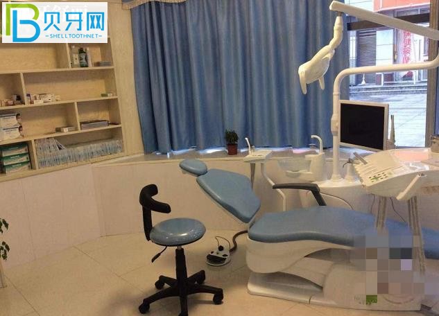 寧波鎮(zhèn)?？点懣谇浑娫?/></p>
<p>公民4：</p>
<p>康明牙科各方面都很正式，服務(wù)特別周到貼心，減少了我對(duì)牙科的恐懼，打電話給醫(yī)生。我體驗(yàn)了牙齒美白和超聲波清洗，花了2000多元，總體上非常滿意。</p>
<p>我也推薦朋友來看牙，確實(shí)是口腔不錯(cuò)的機(jī)構(gòu)，牙齒問題真的不能耽誤，否則會(huì)更加痛苦。</p>
<p>公民5：</p>
<p>一位好朋友介紹過來，她和她的父母都是寧波鎮(zhèn)?？得餮揽圃\所的牙醫(yī)，他們覺得各方面都很好。費(fèi)用不貴，只是在我需要補(bǔ)牙的時(shí)候，我會(huì)通過電話預(yù)約，直到周末早上。</p>
<p>這個(gè)牙科服務(wù)很熱情，環(huán)境也很好，醫(yī)生檢查得很仔細(xì)，還拍了牙膜，選擇了不貴的進(jìn)口樹脂填充物。補(bǔ)幾顆牙的費(fèi)用1000多元，現(xiàn)在所有的牙齒問題都解決了，特別感謝。</p>
            <p>以上是關(guān)于<strong>寧波鎮(zhèn)?？点懣谇婚T診部，收費(fèi)價(jià)格貴嗎？能用社保卡報(bào)銷嗎？</strong>的相關(guān)介紹，想要了解更多醫(yī)生，案例等內(nèi)容，歡迎在線咨詢客服哦。</p>
            <div   id="iqw28lu"   class="content_tag">
                <div   id="8by8i8i"   class="content_tag_left">關(guān)鍵詞：</div>
                <div   id="vncsm4s"   class="content_tag_right">
                     
                    <a class="content_tag_right_item" href="/tag/%E7%89%99%E9%BD%BF">牙齒</a> 
                     
                    <a class="content_tag_right_item" href="/tag/%E5%8F%A3%E8%85%94%E6%8A%A4%E7%90%86">口腔護(hù)理</a> 
                    
                </div>
            </div>
            <p class="ask_doctor">
                <a ><img src="/static/images/dibuzx.jpg" title="" alt="在線咨詢" rel="nofollow"></a>
            </p>
            <p class="show_bianji">編輯：</p>
        </div>
        <div   id="ul9g3oj"   class="fr width_fr mohutupian">
            <!--  -->
            <div   id="gsfjimi"   class="zixun_gonglue mt0 margin_l">
                <h3><i></i>牙友點(diǎn)評(píng)<a href="/list_3/" class="fr mor_l"><span>更多></span></a></h3>
                 
                <ul>
                    <li>
                        <a href="/list_3/5051.html" class="img"><img src="/static/upload/images/y20221202/z5yxgq1v4dz.jpg" alt="浙江衢州鹿鳴口腔門診怎么樣？"></a>
                        <p class="tit"><a href="/list_3/5051.html">浙江衢州鹿鳴口腔門診怎么樣？</a></p>
                        <p class="txt">浙江衢州鹿鳴口腔門診怎么樣？浙江衢州鹿鳴口腔門診是一家以提供優(yōu)質(zhì)服務(wù)為特色的口碑門診。醫(yī)院環(huán)境溫馨舒適，裝修精致，積累了很好的口碑評(píng)價(jià)。1.浙江衢州鹿鳴口腔門診···<a href="/list_3/5051.html">[詳細(xì)]</a></p>
                    </li>
                </ul>
                 
                <ul>
                    <li>
                        <a href="/list_3/5050.html" class="img"><img src="/static/upload/images/y20221202/ktg5akngtcc.jpg" alt="蘇州康橋口腔醫(yī)院電話了解詳情，想了解客戶口碑"></a>
                        <p class="tit"><a href="/list_3/5050.html">蘇州康橋口腔醫(yī)院電話了解詳情，想了解客戶口碑</a></p>
                        <p class="txt">有朋友在后臺(tái)咨詢。我想知道蘇州康橋口腔醫(yī)院的評(píng)價(jià)是否好。我還打電話了解細(xì)節(jié)。為什么這么麻煩？本文是小編探店評(píng)估記錄。如果你想了解客戶的聲譽(yù)，請(qǐng)看這里！一、蘇州康···<a href="/list_3/5050.html">[詳細(xì)]</a></p>
                    </li>
                </ul>
                 
                <ul>
                    <li>
                        <a href="/list_3/5048.html" class="img"><img src="/static/upload/images/y20221202/azgp4rwnrhk.jpg" alt="上海奉浦醫(yī)院口腔科是坑人嗎？ 看完最近的口碑評(píng)價(jià)，我明白了"></a>
                        <p class="tit"><a href="/list_3/5048.html">上海奉浦醫(yī)院口腔科是坑人嗎？ 看完最近的口碑評(píng)價(jià)，我明白了</a></p>
                        <p class="txt">上海奉浦醫(yī)院口腔科是一個(gè)合格的口腔診療科，醫(yī)生團(tuán)隊(duì)也經(jīng)過了嚴(yán)格的篩選。為所有來醫(yī)院的患者創(chuàng)造一個(gè)穩(wěn)定的醫(yī)療質(zhì)量體驗(yàn)和舒適的牙科護(hù)理環(huán)境。奉浦醫(yī)院的聲譽(yù)好嗎？上?！ぁぁ?a href="/list_3/5048.html">[詳細(xì)]</a></p>
                    </li>
                </ul>
                 
                <ul>
                    <li>
                        <a href="/list_3/5046.html" class="img"><img src="/static/upload/images/y20221202/12mld3v4pbd.jpg" alt="金華蘭溪性價(jià)比高的牙科有哪些？金華卓奧口腔怎么樣？"></a>
                        <p class="tit"><a href="/list_3/5046.html">金華蘭溪性價(jià)比高的牙科有哪些？金華卓奧口腔怎么樣？</a></p>
                        <p class="txt">金華哪個(gè)牙科好？蘭溪市正規(guī)實(shí)惠的牙科有哪些？經(jīng)過小編的方便評(píng)價(jià)，我們找到了一個(gè)合格、價(jià)格實(shí)惠、口碑好的牙科。這是金華卓奧口腔。為什么推薦？請(qǐng)直接看下面的評(píng)論。金···<a href="/list_3/5046.html">[詳細(xì)]</a></p>
                    </li>
                </ul>
                 
                <ul>
                    <li>
                        <a href="/list_3/5044.html" class="img"><img src="/static/upload/images/y20221202/jqf2x1lt3e5.jpg" alt="杭州富陽金鉑利口怎么樣？口碑好嗎？市民說正規(guī)便宜好。"></a>
                        <p class="tit"><a href="/list_3/5044.html">杭州富陽金鉑利口怎么樣？口碑好嗎？市民說正規(guī)便宜好。</a></p>
                        <p class="txt">杭州還有很多大大小小的口腔醫(yī)院和診所，那么杭州哪個(gè)牙科比較好呢？杭州富陽金白金口腔怎么樣？口碑好嗎？根據(jù)當(dāng)?shù)厥忻竦姆答?，醫(yī)院正規(guī)可靠的牙科技術(shù)還可以，收費(fèi)價(jià)格合···<a href="/list_3/5044.html">[詳細(xì)]</a></p>
                    </li>
                </ul>
                
            </div>
        </div>
    </div>
</div>
<div   id="u3xuvde"   class="list_kecheng layout">
    <h3 class="rem_title" style="width: 100%;">相關(guān)推薦</h3>
    <div   id="j9oierg"   class="rem_box">
         
        <div   id="ugtnhbq"   class="rem_item">
            <a href="/list_3/5051.html">浙江衢州鹿鳴口腔門診怎么樣？</a>
        </div>
         
        <div   id="2a3c4og"   class="rem_item">
            <a href="/list_3/5050.html">蘇州康橋口腔醫(yī)院電話了解詳情，想了解客戶口碑</a>
        </div>
         
        <div   id="c88nu3d"   class="rem_item">
            <a href="/list_3/5048.html">上海奉浦醫(yī)院口腔科是坑人嗎？ 看完最近的口碑評(píng)價(jià)，我明白了</a>
        </div>
         
        <div   id="o43b4g9"   class="rem_item">
            <a href="/list_3/5046.html">金華蘭溪性價(jià)比高的牙科有哪些？金華卓奧口腔怎么樣？</a>
        </div>
         
        <div   id="u2lf3nv"   class="rem_item">
            <a href="/list_3/5044.html">杭州富陽金鉑利口怎么樣？口碑好嗎？市民說正規(guī)便宜好。</a>
        </div>
         
        <div   id="uowo8uo"   class="rem_item">
            <a href="/list_3/5042.html">吉林愛牙口腔門診部好嗎？我們來看看口碑如何附地址。</a>
        </div>
         
        <div   id="ihu9z3g"   class="rem_item">
            <a href="/list_3/5039.html">長(zhǎng)沙優(yōu)仕口腔好嗎？患者的口碑評(píng)價(jià)如何？</a>
        </div>
         
        <div   id="speczff"   class="rem_item">
            <a href="/list_3/5037.html">南通美奧口腔門診怎么樣？正式嗎？附門診時(shí)間和地址</a>
        </div>
        
    </div>
</div>
<footer>
            <div   id="xygbauo"   class="footer">
                <div   id="z823ubq"   class="layout clearfix">
                    <img src="/static/images/tmlogo.png" class="fl footer_logo" width="185" style="height:auto">
                    <ul class="fl">
                        <li id="28smij8"    class="footer_nav">
                            
                            <a href="/news_1091/" title="口腔醫(yī)院排名" target="_blank">口腔醫(yī)院排名</a>
                            
                            
                            <a href="/news_1100/" title="口腔醫(yī)院價(jià)格" target="_blank">口腔醫(yī)院價(jià)格</a>
                            
                            
                            <a href="/pages_21/" rel="nofollow">關(guān)于我們</a>
                            
                            <a href="/pages_22/" rel="nofollow">聯(lián)系我們</a>
                            
                            <a href="/index.php/sitemap.xml" target="_blank">網(wǎng)站地圖</a>
                            
                            <a href="/pages_23/" rel="nofollow">版權(quán)申明</a>
                            
                            <div   id="hwvuqw8"   class="ba_398">
                                <a  target="_blank" rel="nofollow">網(wǎng)站備案號(hào)：京ICP備2022003338號(hào)-1</a>
                            </div>
                        </li>
                        <li>免責(zé)聲明：本網(wǎng)站部分內(nèi)容來源于公眾平臺(tái)及網(wǎng)絡(luò)，如有侵犯版權(quán)請(qǐng)聯(lián)系我們</li>
                    </ul>
                    <p class="footer_weixin fl">
                        <span>手機(jī)版</span>
                        <img src="/static/upload/image/20220213/1644733911763517.png" class="Wx_img" alt="">
                    </p>
                </div>
            </div>
        </footer>
        
        
	
<!--
<style>
img:after{
    content: 