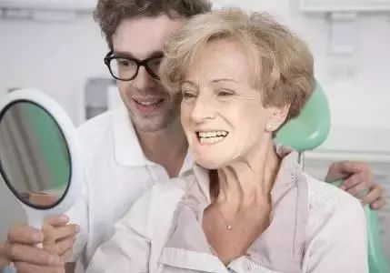 老年人種植牙的利弊？北京京一口腔正規(guī)嗎？