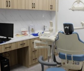 紹興周之?？谇?/></p><p>之海口腔創(chuàng)辦于2017年，是經(jīng)市衛(wèi)生部門批準(zhǔn)注冊(cè)成立的正規(guī)牙科機(jī)構(gòu)，位于紹興上虞區(qū)百官街道人民中路296號(hào)，數(shù)年來一直秉承“讓每一個(gè)人擁有燦爛笑容”的辦醫(yī)理念，以平價(jià)消費(fèi)與過硬的技術(shù)贏得了當(dāng)?shù)責(zé)o數(shù)老百姓的好評(píng)。</p><p>雖然周之?？谇坏脑簝?nèi)面積不算很大，但是就診環(huán)境舒適整潔，并且開展有數(shù)十種口腔預(yù)防、治療、保健項(xiàng)目，全方位解決大家的口腔困擾。</p><p>并且歷程數(shù)年的不斷發(fā)展，院內(nèi)如今擁有一支出色的醫(yī)護(hù)人員，每一位都有著扎實(shí)的口腔學(xué)理論基礎(chǔ)與豐富的臨床診療經(jīng)驗(yàn)，會(huì)1:1結(jié)合顧客的生活習(xí)慣、口腔健康情況“量齒定制”合適的治療方案，深得大家的認(rèn)可。</p><p>而在各位網(wǎng)友關(guān)心的收費(fèi)方面，周之?？谇灰惨恢眻?jiān)守“價(jià)格公道透明、無隱形消費(fèi)”的準(zhǔn)則，院內(nèi)各牙科診療項(xiàng)目都有明確的收費(fèi)區(qū)間，更是會(huì)經(jīng)常在節(jié)假日舉辦“降價(jià)優(yōu)惠活動(dòng)”，減輕大家的經(jīng)濟(jì)負(fù)擔(dān)，性價(jià)比非常的高。</p><p>周之?？谇贿€注重診療健康，嚴(yán)格遵守衛(wèi)生部門的相關(guān)管理?xiàng)l例，對(duì)臨床中各類使用牙科器械進(jìn)行“一械一人一用一消毒”標(biāo)準(zhǔn)化無菌措施，杜絕出現(xiàn)交叉感染，解除大家看牙的后顧之憂，安心放心的就診。</p><p>同時(shí)醫(yī)院還會(huì)不定期舉辦口腔健康知識(shí)講座，糾正大家日常生活中的口腔不良習(xí)慣，了解預(yù)防為主的理念，減少口腔疾病的發(fā)生。</p><p><strong>醫(yī)院地址：</strong>百官街道江揚(yáng)路888號(hào)A1幢1層2層</p><p><strong>營(yíng)業(yè)時(shí)間：</strong>早上08:30:00~下午19:00:00（無節(jié)假日)</p><p><strong>規(guī)模：</strong>經(jīng)營(yíng)面積500m2</p><p style=